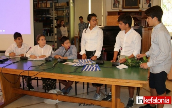 Όμορφη εκδήλωση για την 28η Οκτωβρίου από το 2ο Γυμνάσιο Αργοστολίου (εικόνες + video)