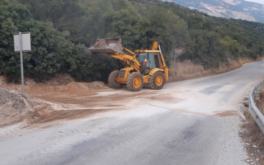 Καρούζα: Εργασίες μαζέματος του χώματος και... σκούπισμα από τα χαλίκια!