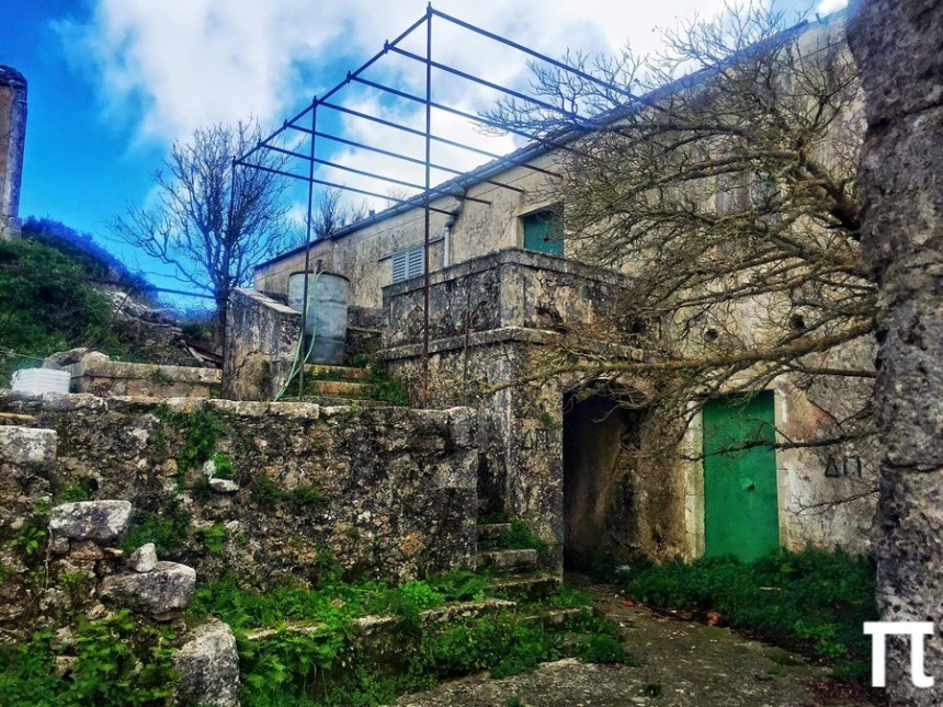 Βόλτα στο Βαρύ Ερίσσου, ανάμεσα στα χαλάσματα που αφησε ο σεισμός του 1953