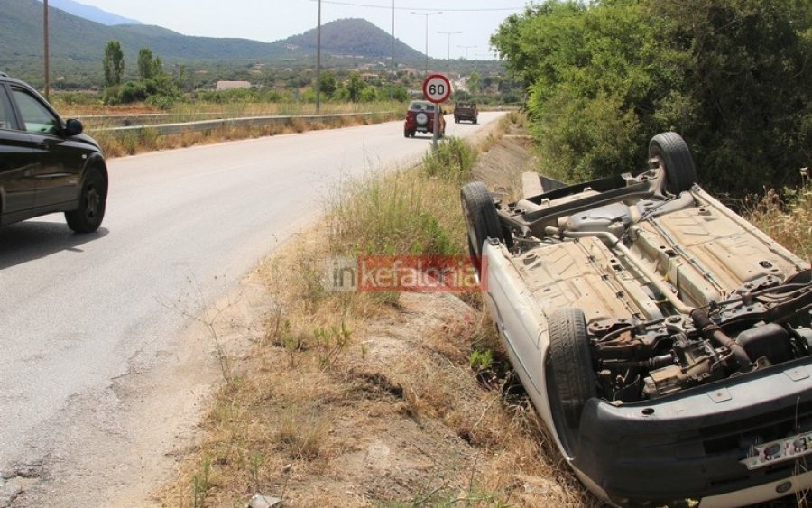 Αργοστόλι: Αυτοκίνητο ντεραπάρισε στον δεύτερο κόμβο της Κρανιάς (εικόνες)