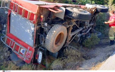 Τραυματίστηκαν πυροσβέστες στη φωτιά της Καβάλας, κάηκε πυροσβεστικό όχημα - Καίγονται σπίτια στο χωριό Διαλεκτό