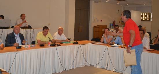 Ένταση στην αρχή και στο φινάλε – «Εκτροχιασμός» με τα… τρενάκια στο δημοτικό συμβούλιο