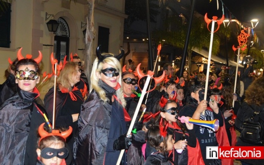 Βραδινή καρναβαλική παρέλαση στους δρόμους του Αργοστολίου! (εικόνες)