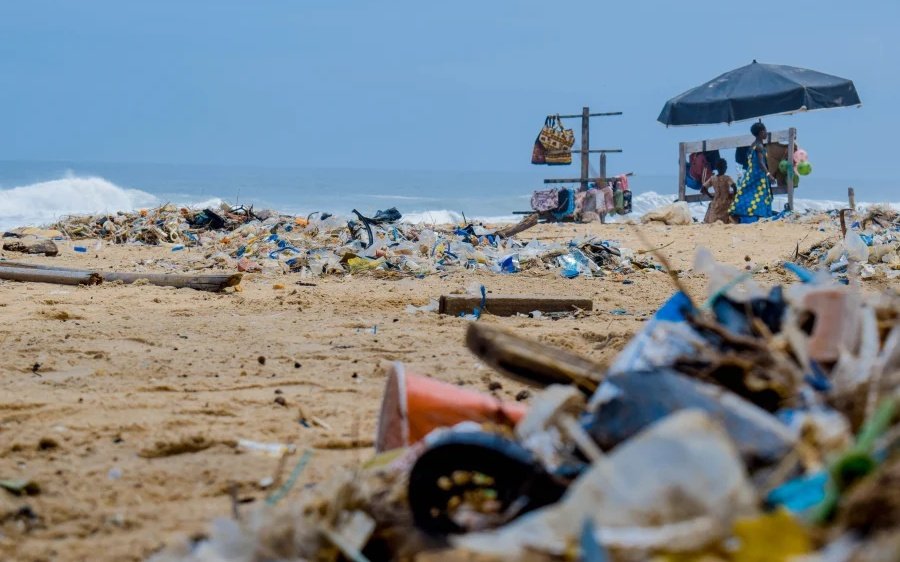 Τριπλασιασμός των πλαστικών που βρίσκονται στη θάλασσα ως το 2040, αν δεν ληφθούν άμεσα μέτρα