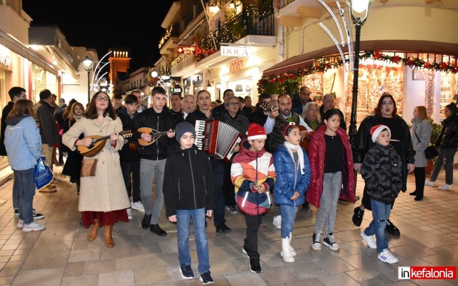 Γέμισε υπέροχες Χριστουγεννιάτικες μελωδίες το Λιθόστρωτο Αργοστολίου! (video)