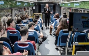 Στους δρόμους της Νέας Σμύρνης κυκλοφορεί το λεωφορείο της ανακύκλωσης -Τι κάνουν οι επιβάτες [εικόνες]