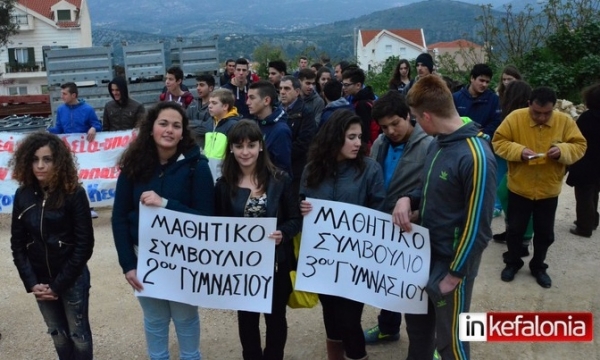 Δυναμική Κινητοποίηση στο «Φαράω»! «Η ασφάλεια των μαθητών πρώτο μέλημα – Όχι σε σχολεία Καρμανιόλες» (εικόνες + video)