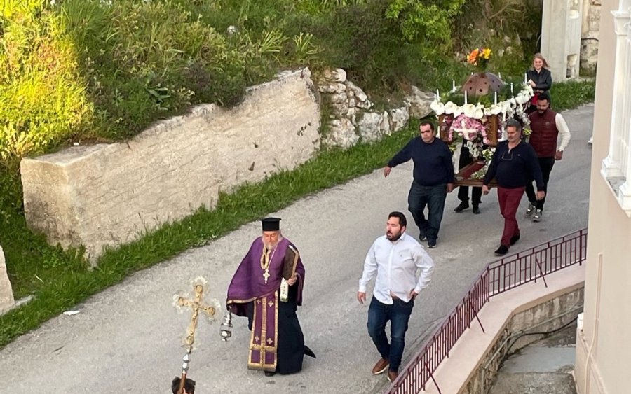 O στολισμός και η περιφορά του επιταφίου στα Κοριάνα (εικόνες)