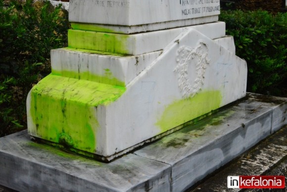 Βανδάλισαν το μνημείο Πεσόντων του Νάπιερ – Έγραψαν συνθήματα και έριξαν μπογιά