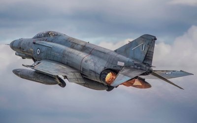 ΑΥΡΙΟ: Διέλευση μαχητικού αεροσκάφους F-4 Phantom πάνω από την Κεφαλονιά
