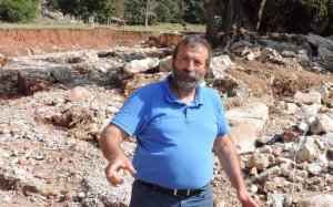 Ο Πρόεδρος της Άσσου κρούει τον κώδωνα του κινδύνου: «Τουρίστες χωρίς τουαλέτες, δρόμοι σε κατάρρευση»
