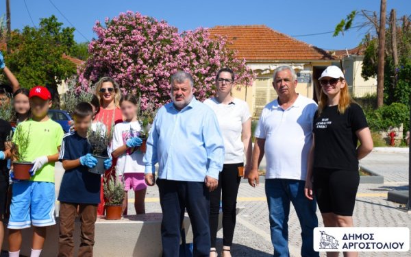 Μαθητές του Δημοτικού Σχολείου Κεραμειών φύτεψαν λεβάντες στη νέα πλατεία του χωριού