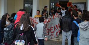Πήραν την κατάσταση στα χέρια τους οι μαθητές του 2ου Λυκείου Αργοστολίου- Δυναμική κινητοποίηση σε αντιπεριφέρεια και Δήμο