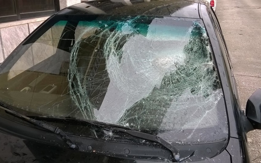 Φτυάρι έπεσε σε παρμπρίζ αυτοκινήτου στο Αργοστόλι (εικόνες)