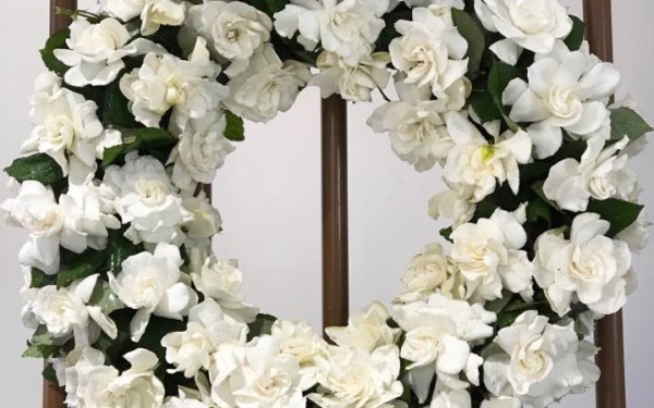 Ολάνθιστα στεφάνια για τον Εσταυρωμένο στο ανθοπωλείο "Benetatos Flowers" (εικόνες)