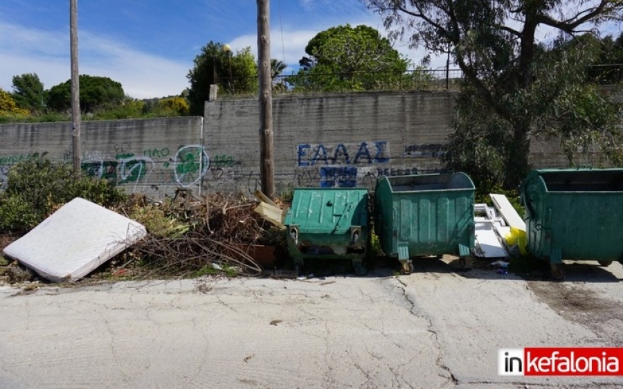 Πέντε μικρές χωματερές, κάτω απο την... μύτη των πρώτων τουριστών!