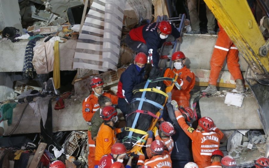 Σεισμός: Στους 25 οι νεκροί και πάνω από 800 τραυματίες στη Σμύρνη