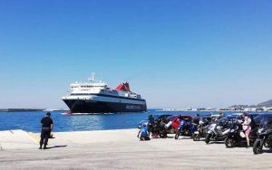 Με απόφαση Πλακιωτάκη το Λιμενικό αναλαμβάνει τον έλεγχο της επιβίβασης στα πλοία