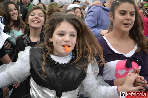 Με πολλά… «ρίχτερ κεφιού» η μεγάλη καρναβαλική παρέλαση στο Ληξούρι (εικόνες + video)