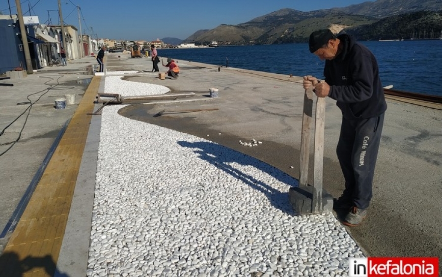 Πέφτει το γουλί στο έργο στην παραλία Αργοστολίου (εικόνες)