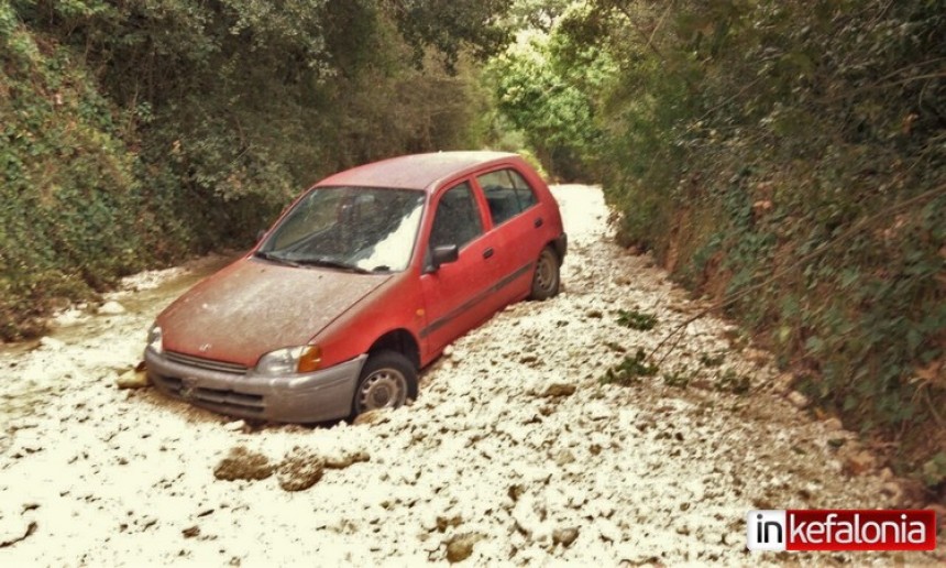 Η σφοδρή καταιγίδα «εγκλώβισε» αμάξι στο Τραπεζάκι (εικόνες)