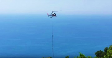 Εντυπωσιακό! Με ελικόπτερο τοποθετούνται τα πλέγματα βραχοπροστασίας στον Μύρτο (video)