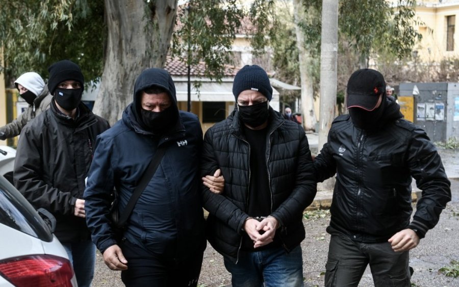 Υπόθεση Δημήτρη Λιγνάδη: Με χειροπέδες στην Ευελπίδων ο σκηνοθέτης και με κατηγορία που αφορά βιασμό κατά συρροή