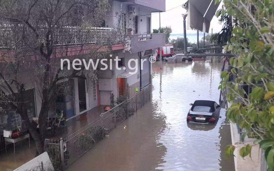 Πάτρα: Απίστευτες εικόνες στο παραλιακό μέτωπο με τη θάλασσα να έχει καλύψει τα πάντα