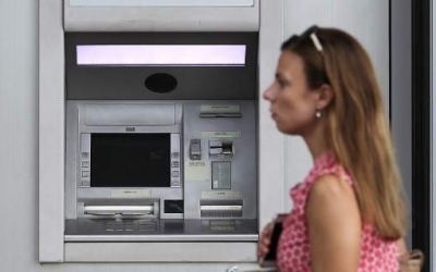 Capital controls: Από σήμερα οι αλλαγές -Τι αναλήψεις μπορούν να γίνονται