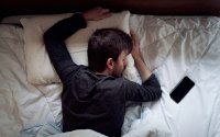 Γιατί δεν πρέπει να κοιμάστε με το κινητό τηλέφωνο δίπλα στο κομοδίνο σας