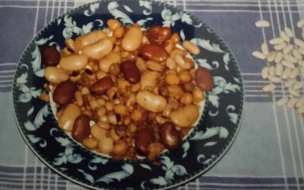 Η Νιόβη Καμπίτση, μας παρουσιάζει την ιστορία απ' το Κεφαλονίτικο έθιμο με τα Μπουρμπουρέλια (Inkefalonia 89,2)