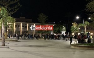 ΑΝΑΝΕΩΜΕΝΟ : «Νεανική συγκέντρωση» στην πλατεία Αργοστολίου με μουσική και ποτό (Εικόνες/Video)