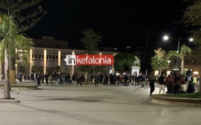 ΑΝΑΝΕΩΜΕΝΟ : «Νεανική συγκέντρωση» στην πλατεία Αργοστολίου με μουσική και ποτό (Εικόνες/Video)
