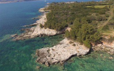 Η παραλία Πινιατώρου στο Αργοστόλι με τα απίστευτα χρώματα και τα καθαρά νερά (video)