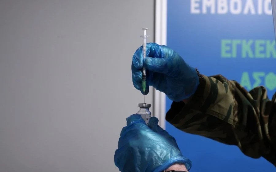 Ξεκινούν σήμερα οι εμβολιασμοί έξω από εκκλησίες, σκέψεις για επέκταση του υποχρεωτικού εμβολιασμού
