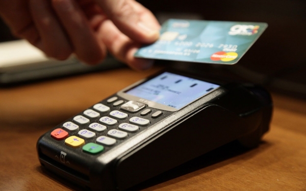 Μπαίνουν υποχρεωτικά POS σε ταξί και περίπτερα