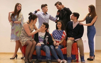 Η θεατρική ομάδα του 2ου ΓΕΛ Αργοστολίου παρουσιάζει την θεότρελη κωμωδία "Συμπέθεροι από τα Τίρανα!"