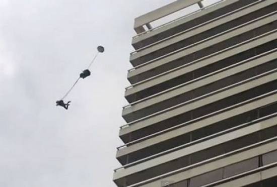 Απίστευτο VIDEO που κόβει την ανάσα! Base jumping στο κενό από τον Πύργο της Πανόρμου!