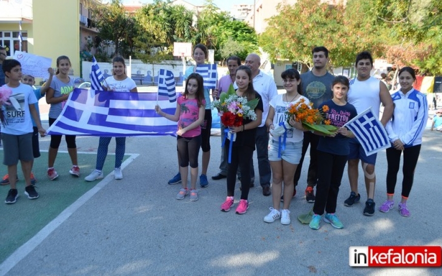 Αποθέωσαν τον Βαγγέλη Γαλιατσάτο 1ο και 2ο Δημοτικό Σχολείο Αργοστολίου (εικόνες)