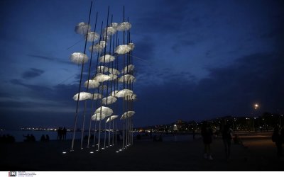 Θεσσαλονίκη: Στο «λευκό», αναστάσιμο χρώμα οι «ομπρέλες»