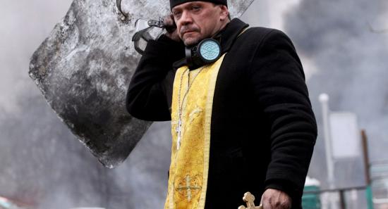 Η φωτογραφία του Ορθόδοξου Ιερέα στο αιματοβαμμένο Κίεβο