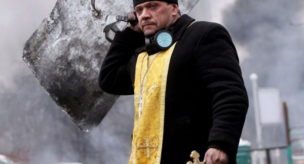 Η φωτογραφία του Ορθόδοξου Ιερέα στο αιματοβαμμένο Κίεβο