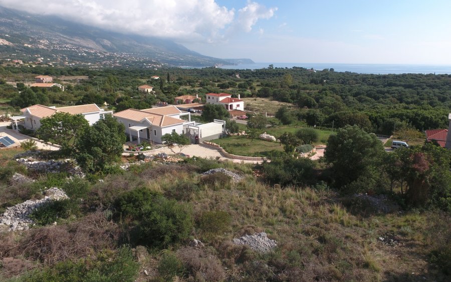 Vinieris Real Estate: Προνομιακό αγροτεμάχιο με καθηλωτική θέα στον Καραβάδο