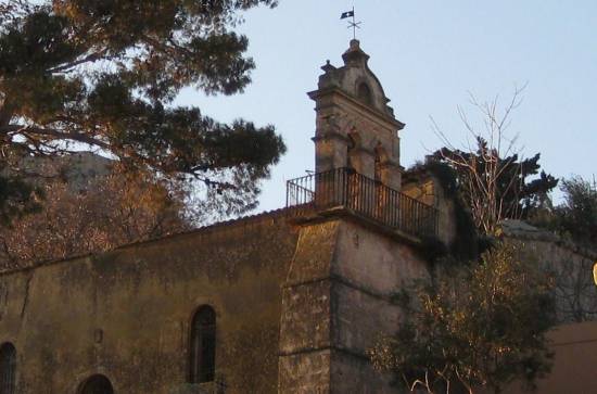 Ετοιμόρροπο το καμπαναριό των Αγίων Θεοδώρων στο Κάστρο