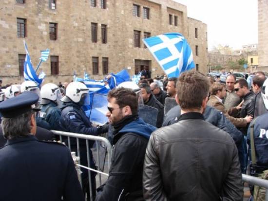 Αιματοβαμμένη παρέλαση στη Ρόδο! Γυναίκα μαχαίρωσε δημοτικό σύμβουλο - Πολίτης έριξε μπουνιά στον Διοικητή Ασφαλείας!