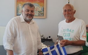 O Δήμος Αργοστολίου βράβευσε τον Κεφαλονίτη υπερμαραθωνοδρόμο Θεόφραστο Δελακά! (εικόνες)