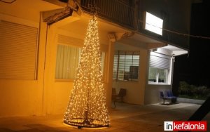Όμορφο Χριστουγεννιάτικο δέντρο στολίζει την είσοδο του Λιμεναρχείου Κεφαλονιάς! (εικόνες)