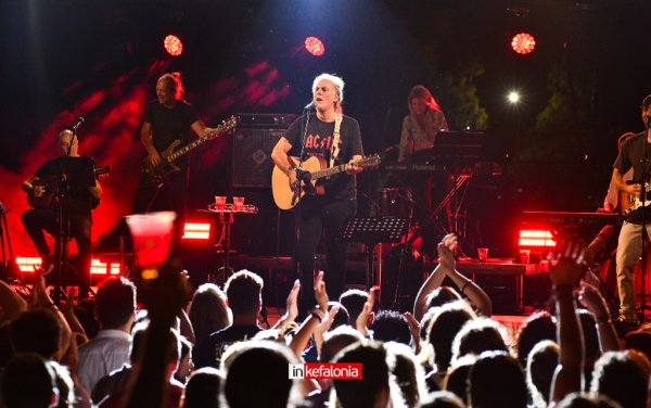 Οι ΠΥΞ ΛΑΞ μάγεψαν το κοινό της Κεφαλονιάς που πλημμύρισε το ΔΑΚ Αργοστολίου