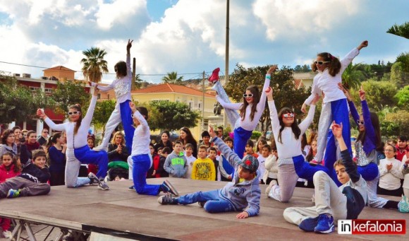 Κέφι, γρίφοι και πολύ χορός στην πρεμιέρα του Κρυμμένου Θησαυρού στο Αργοστόλι (εικόνες + video)