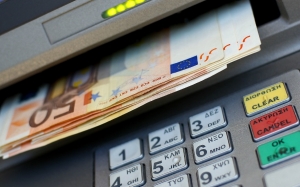 ΑΤΜ Τραπεζών: Από σήμερα αλλάζουν οι χρεώσεις στις αναλήψεις μετρητών